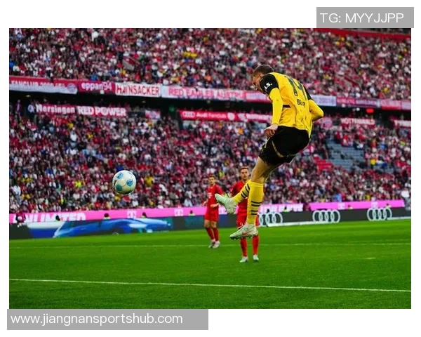 凯恩寒风中挥杆打高尔夫穆勒点赞为他加油打气